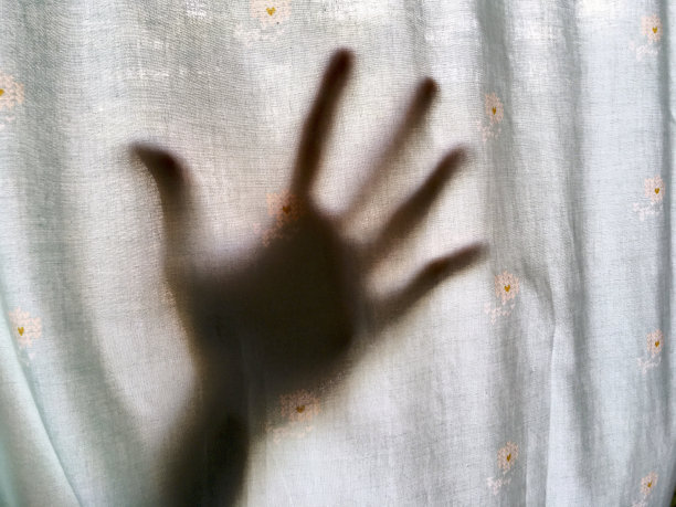 手的影子在剪影触摸纯粹的色调绿色与随机的心图案织物屏幕图片下载