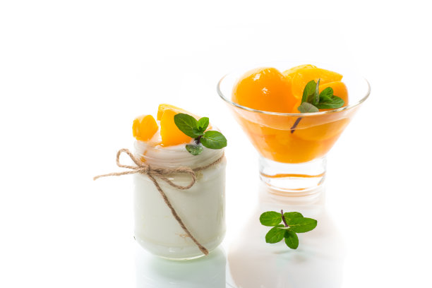 自制的甜酸奶和腌渍桃子片在玻璃罐中图片下载