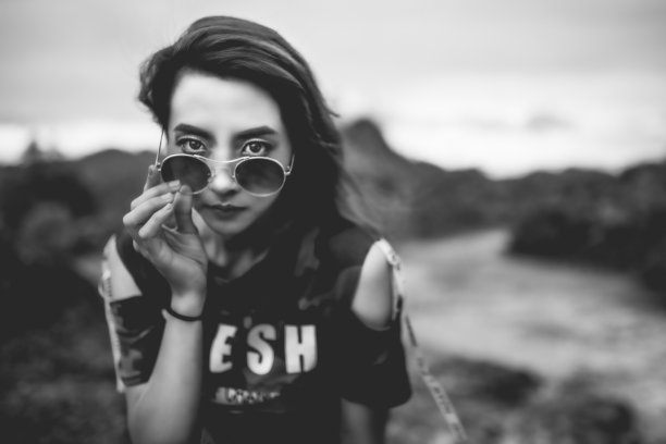 户外美丽的亚洲女人图片下载