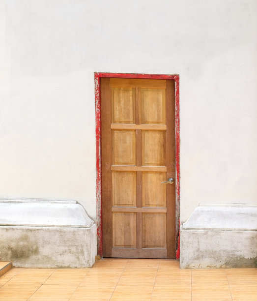 传统的旧木门上的旧墙背景。素材图片