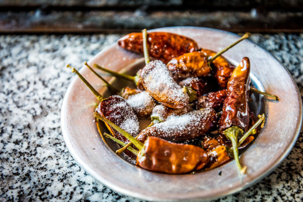 云南香格里拉的中国红辣椒蘸盐盘图片下载