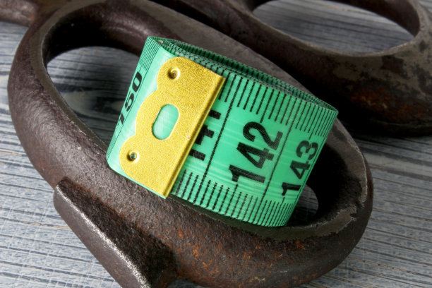 在织物背景上用卷尺测量图片下载