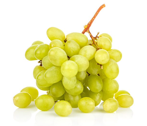 绿色葡萄在光滑的表面，反射孤立在白色的背景图片下载