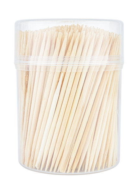 木制牙签装在封闭的透明塑料圆筒盒中，孤立在白色背景上图片下载