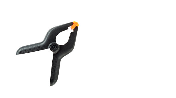 单个黑色塑料弹簧夹隔离在白色背景上图片下载