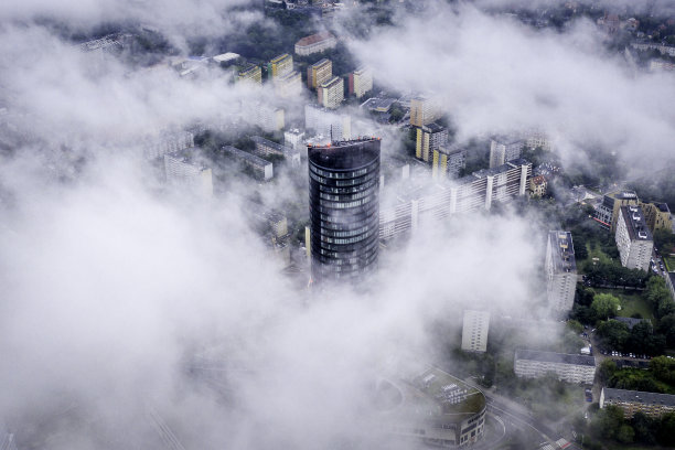 雾中从摩天大楼天空塔上俯瞰弗罗茨瓦夫。这座城市的大雾清晨图片下载