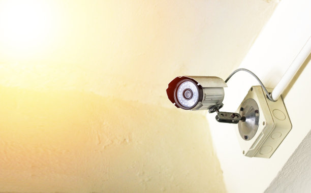 关闭安装在大楼里的闭路电视摄像头。安全的概念。图片下载