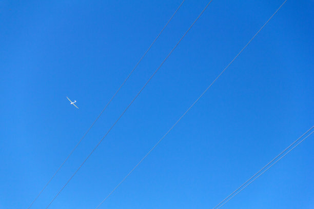 3.空中的飞机。电线。图片下载