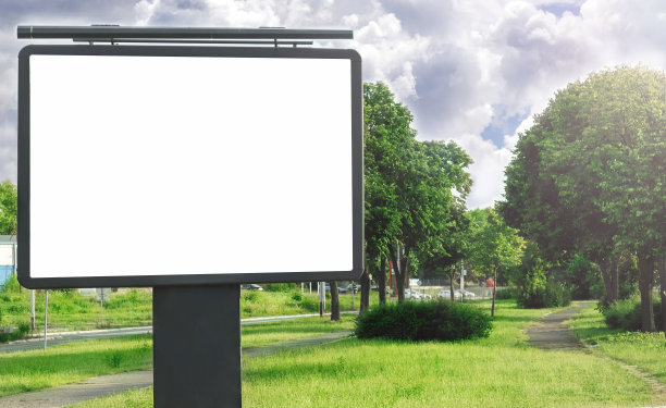 城市道路上的空白广告牌，用于广告，模拟图片下载