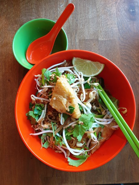 鲜红的碗里盛着素食的亚洲面条图片下载