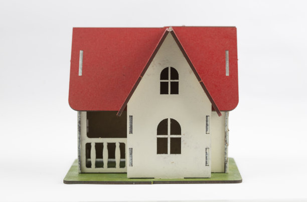 模型房子孤立在白色背景。水平的特写。图片下载