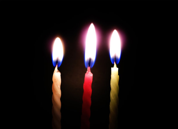 用火焰给蜡烛着色。图片下载