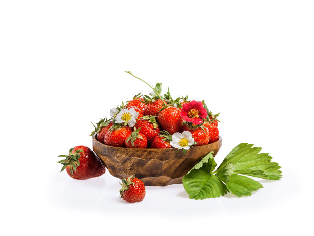 新鲜成熟的草莓在木碗孤立在白色的背景图片下载