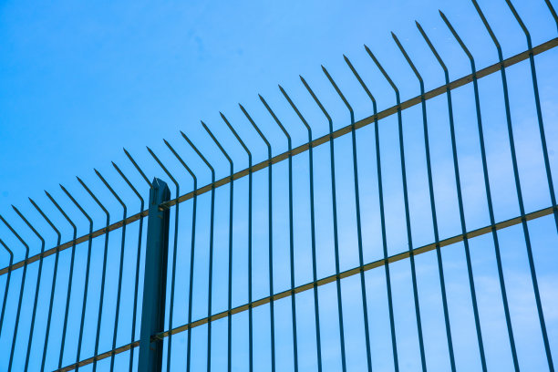 带带刺的铁丝网栅栏图片下载