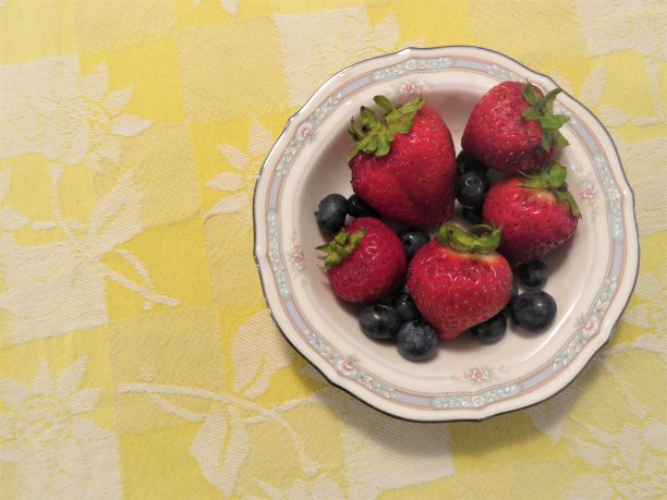 水果。草莓，蓝莓在黄色的背景。副本的空间。图片下载