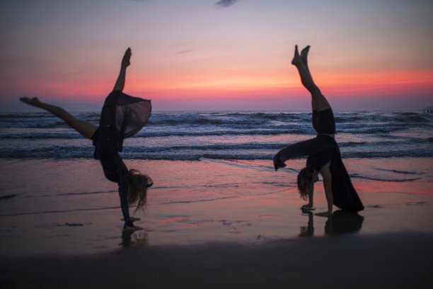 一对舞者的剪影图片下载