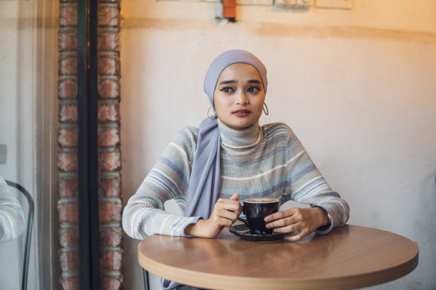 亚洲女性喜欢在镇上喝咖啡来度过孤独的一天图片下载