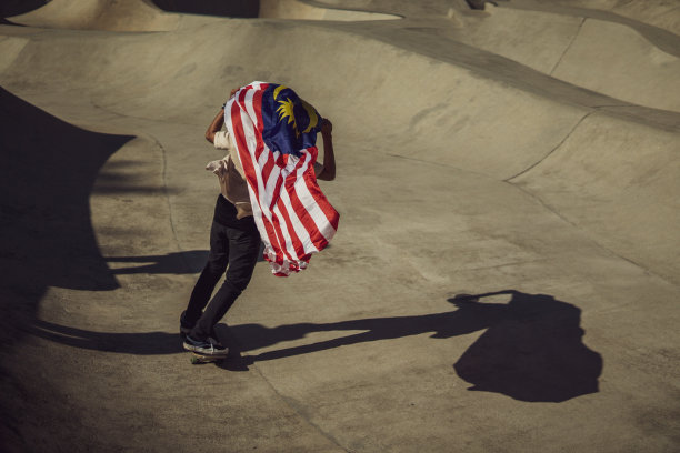 亚洲人在滑板公园玩滑板图片下载