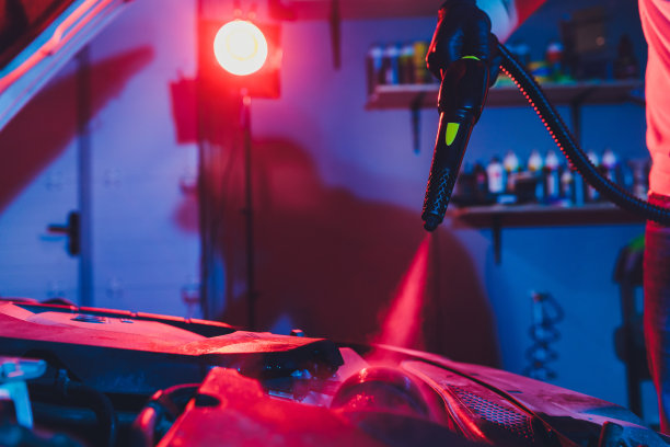 汽车细部保养，用热蒸汽清洗发动机，高压清洗。图片下载