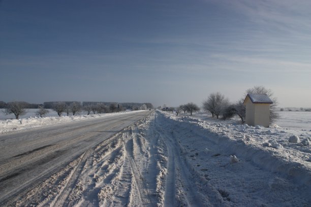 道路上的冬季条件很艰苦图片下载