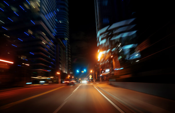 晚上开车穿过Brickell Miami图片下载