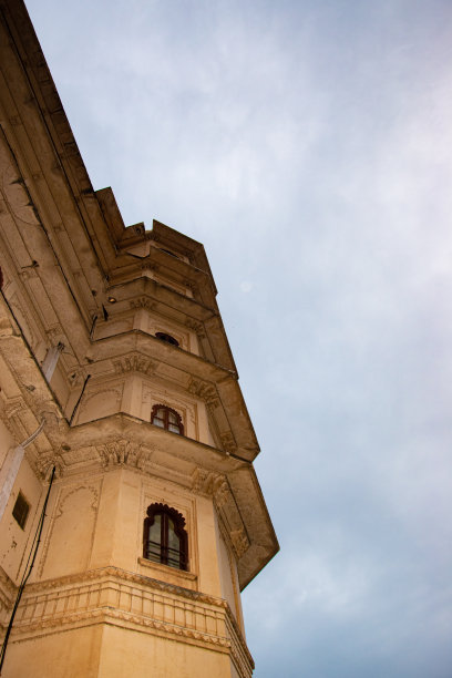 乌代普尔宫迷人的建筑图片。美丽的天空和淡淡的月亮在云。图片下载