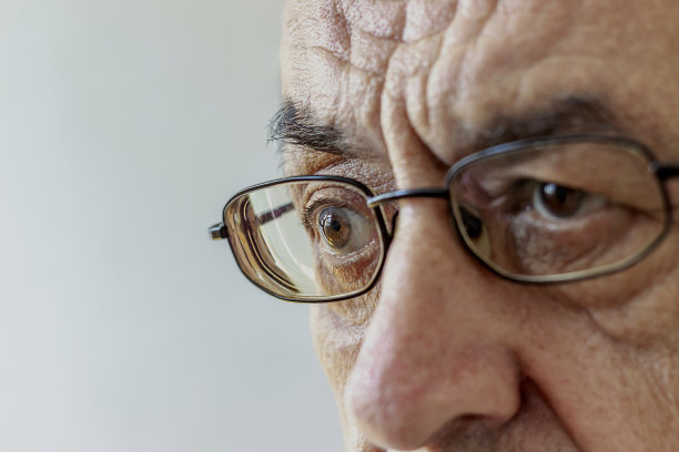 这是一个活跃的白人老男人。图片下载