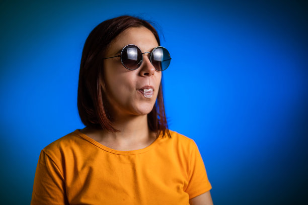 吹泡泡糖的女人图片下载