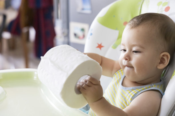 小男孩在玩手纸球图片下载