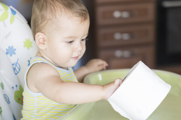 小男孩在玩一团卫生纸图片下载