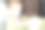 小男孩在玩一团卫生纸图片下载