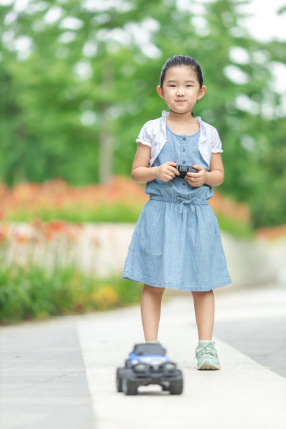 可爱的小女孩玩遥控车图片下载