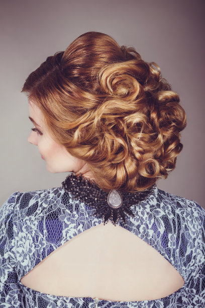 一个复古风格的年轻女人的工作室照片图片下载