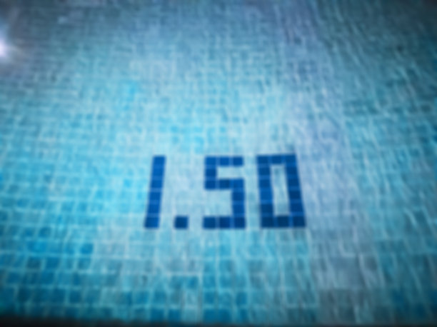 焦点在池底模糊，数字显示1.50米深图片下载