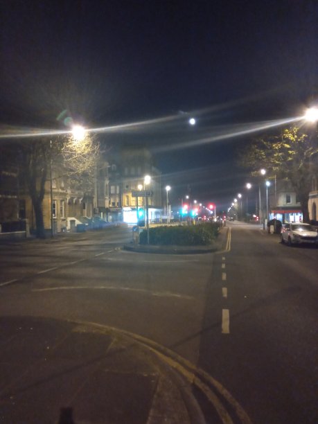 封锁期间被遗弃的路灯照亮了道路图片下载