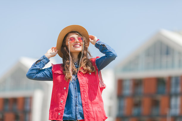 戴着草帽的年轻女子在户外享受阳光图片下载