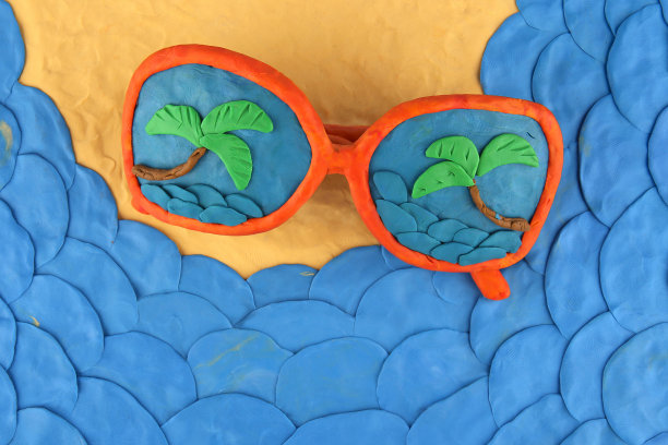 太阳镜和橡皮泥海岸，俯视图。图片下载