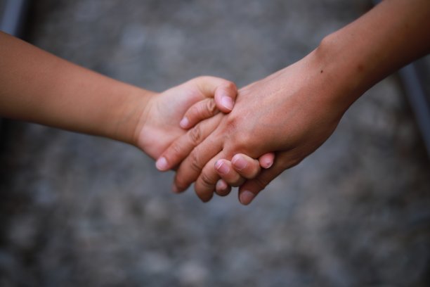 母亲和女儿的手，特写图片下载