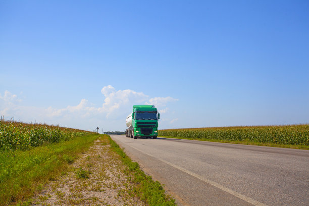 在蓝色多云的天空下，卡车行驶在乌克兰的高速公路上图片下载