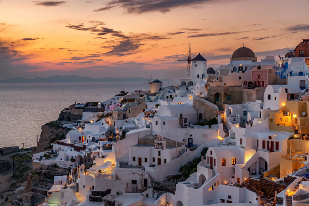 日落时希腊圣托里尼岛伊亚的建筑照片图片下载