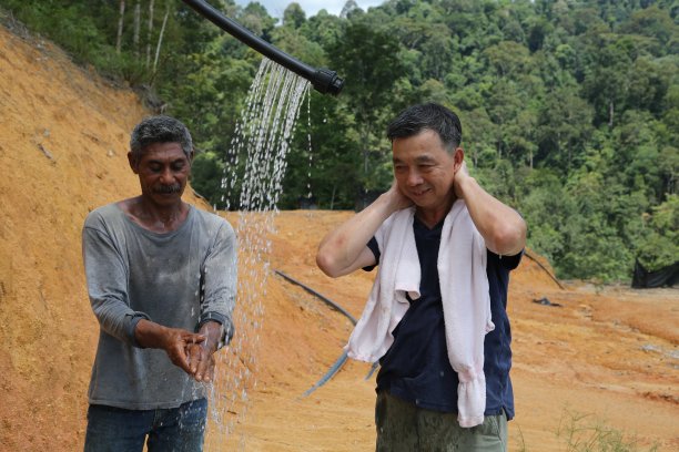 站在瀑布边的人图片下载