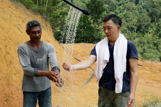 一对夫妇站在公园里图片下载