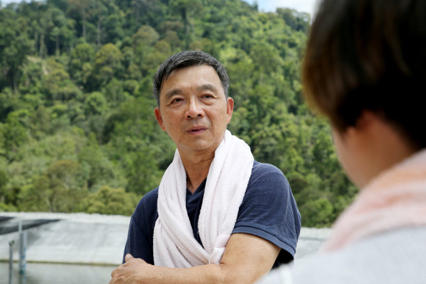 微笑的男人站在山上的肖像图片下载