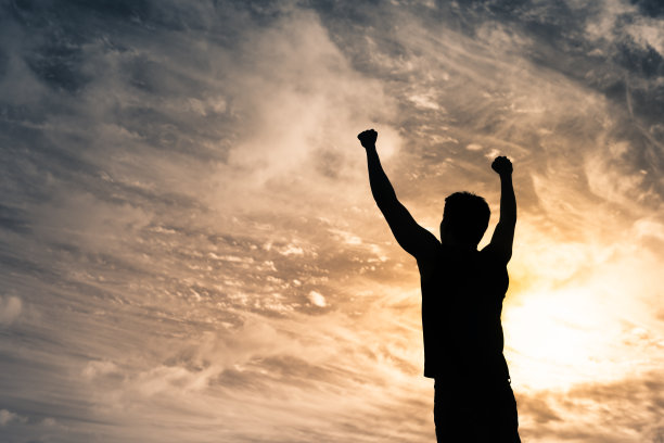 强壮的男人举起拳头。图片下载