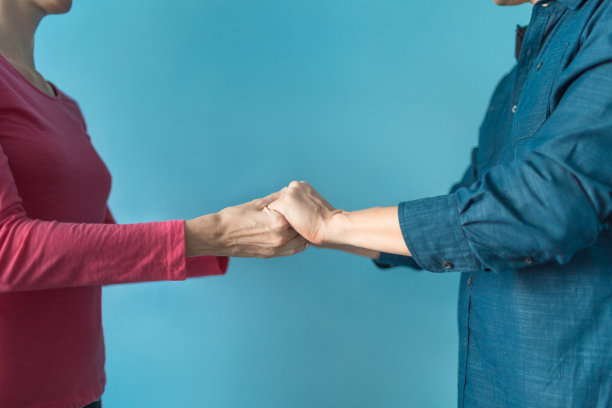 夫妇，男人和女人牵着手关心和支持彼此。图片下载