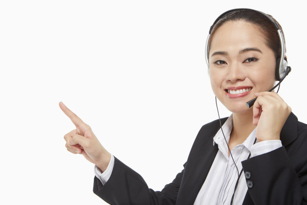 女商人戴着耳机指着右边图片下载