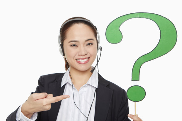 女商人戴着耳机举着一个问号图片下载