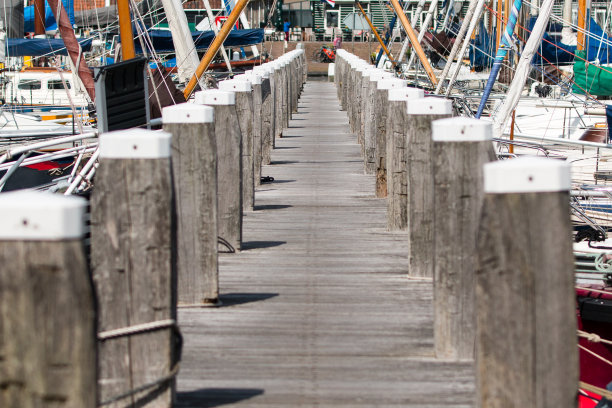 码头上的木制浮筒图片下载