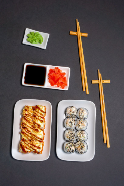 日本寿司卷，生姜，酱油，质朴的黑色背景，复制空间。垂直照片，俯视图图片下载