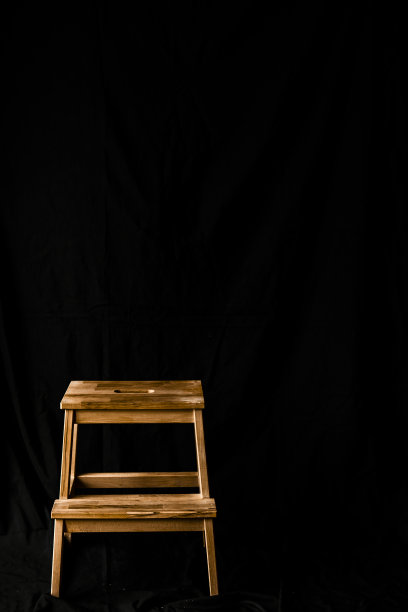 黑色背景上的木椅图片下载